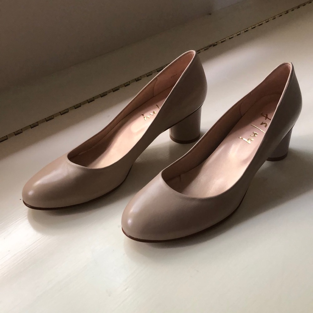 Classic nude pumps